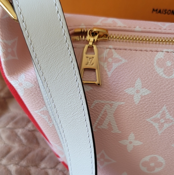 Louis Vuitton Giant Monogram Red Bumbag, Waist Bag Canvas Limited Edition - Picture 9 of 17